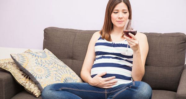 In der Schwangerschaft gibt es keinen unbedenklichen Alkoholkonsum.