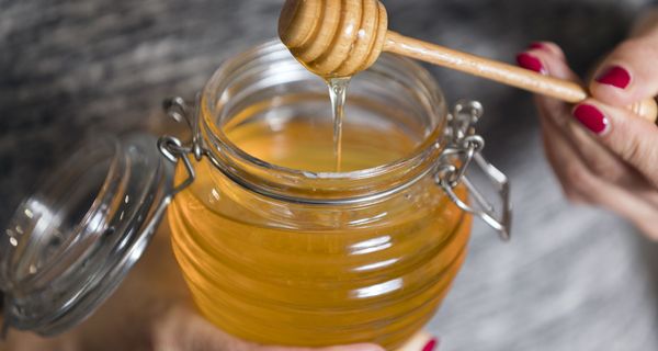 Honig ist ein Naturprodukt, doch es enthält nicht weniger Kalorien als Zucker.