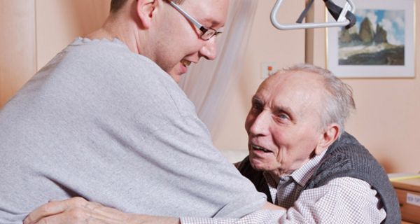 Pfleger hilft altem Mann