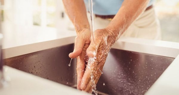 Es muss nicht immer unter fließendem Wasser sein. Feuchttücher reichen zum Händewaschen bereits, um die Gedanken in neue Bahnen zu lenken.
