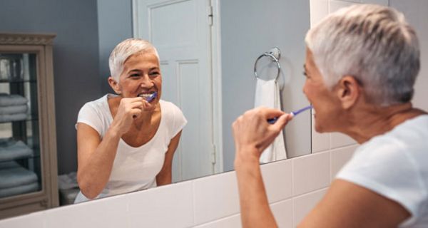 Zwischen Mundhygiene und Alzheimer könnte ein Zusammenhang bestehen.