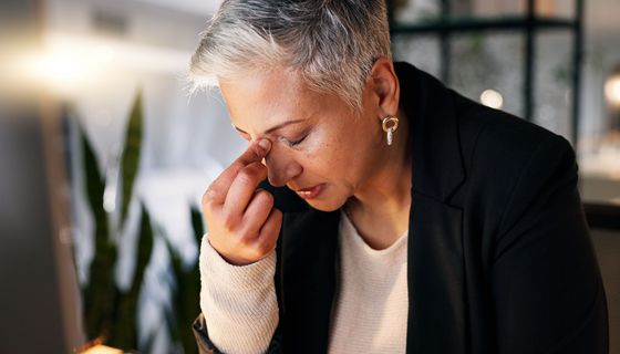 Ältere Frau, wirkt gestresst und überfordert.