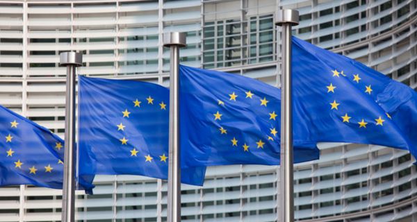 Europa-Flaggen gehisst vor EU-Gebäude in Brüssel
