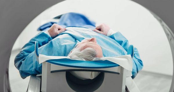Mann in einer CT-Röhre 