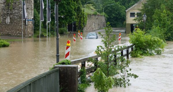 Überschwemmte Straße in Bayern
