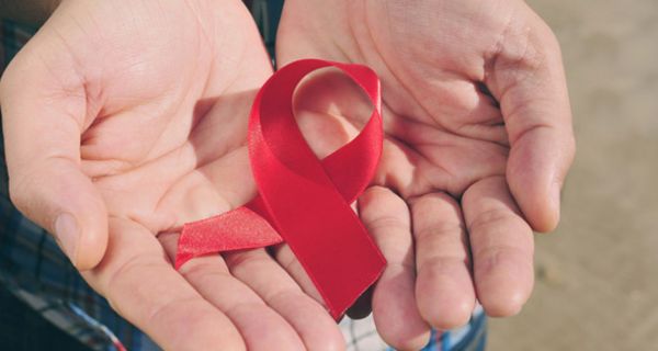 Im Jahr 2014 haben sich etwa 3200 Menschen in Deutschland mit HIV infiziert.