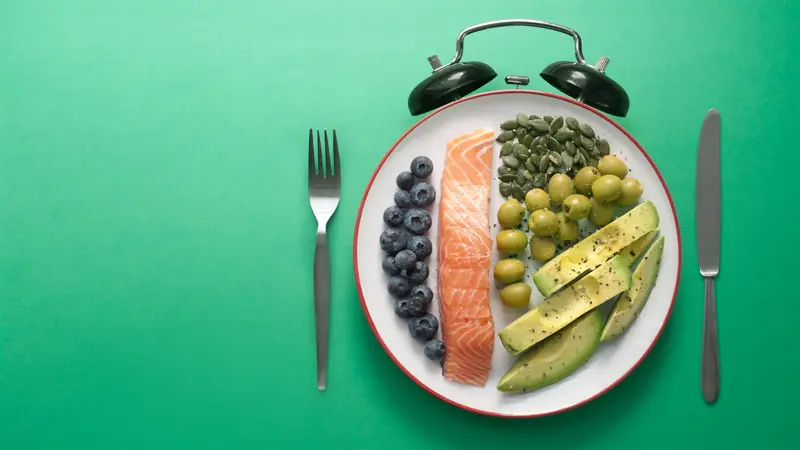 Teller voll Gemüse mit Lachs