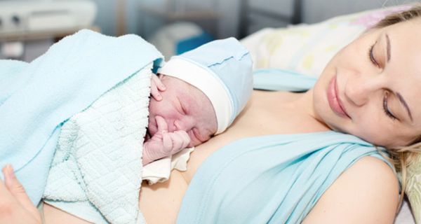 Hat eine Frau bereits mit einem Kaiserschnitt entbunden, ist es offenbar sicherer, wenn sie bei der nächsten Geburt auch per Kaiserschnitt entbindet.