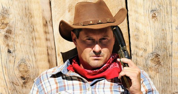 Cowboy mit Hut und Revolver