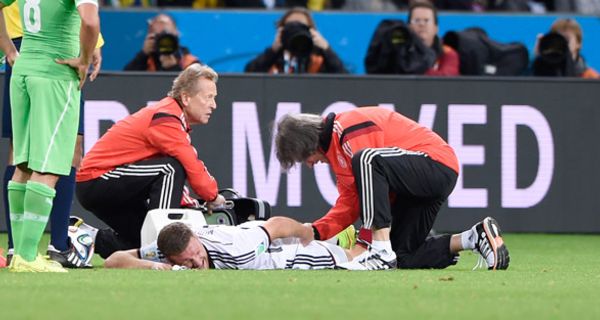 Nationalspieler Mustafi liegt verletzt auf dem Rasen und wird behandelt.