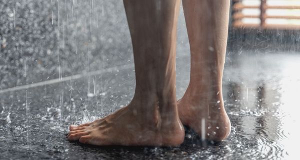 Ein Paar Füße in der Dusche