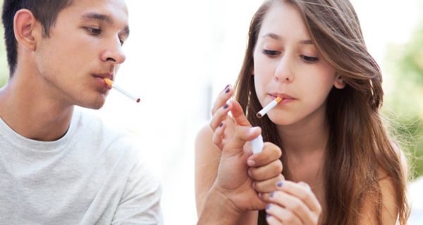 E-Zigarettenwerbung scheint bei Jugendlichen den Weg zum Rauchen allgemein zu ebnen. 