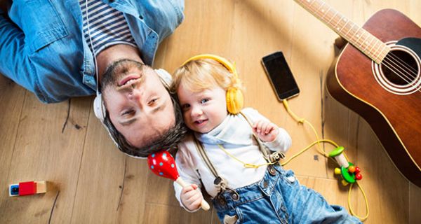 Hören Eltern gemeinsam mit ihren Kindern Musik, stärkt das die Bindung.