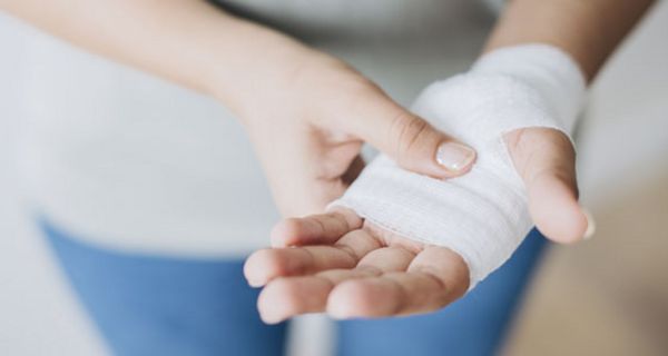 Eine neuartige Bandage soll Wunden schneller heilen lassen als ein herkömmlicher Verband.