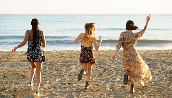 Frauen im Sommer, laufen am Strand.