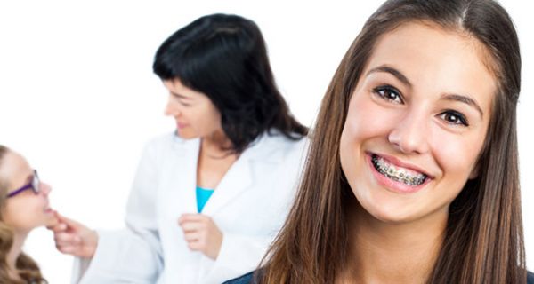 Sehr viele Jugendliche tragen heutzutage Zahnspangen. Davon könnte sich nicht nur die Zahnstellung verbessern.