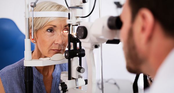 Experten raten allen Menschen ab 40, regelmäßig zur Glaukom-Früherkennung zu gehen. 