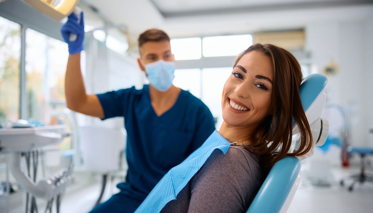 Frau im Zahnarztstuhl