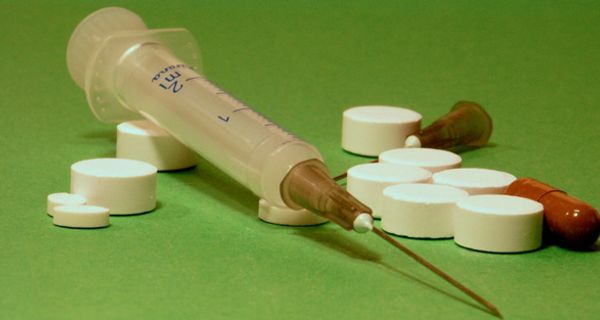 Drogen: Spritze und Tabletten