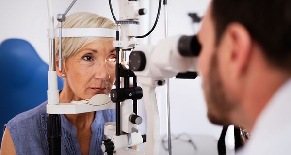 Augenarzt untersucht Frau