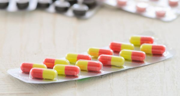 Bunte Tabletten und Kapseln in Blisterverpackungen