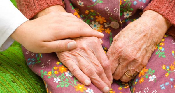 Frauenhände - bei Rheumatoider Arthritis sind besonders die Gelenke betroffen.