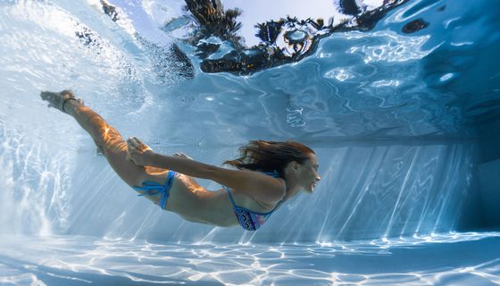Frau unter Wasser im Schwimmbad.