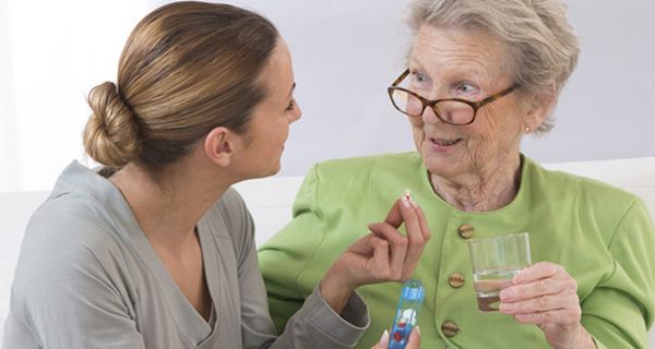 Gerade im Altenheim nehmen die Patienten oft viele Medikamente, die sich gegenseitig beeinflussen.