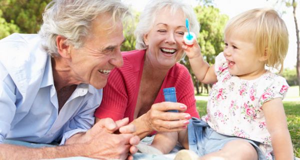 Viele Großeltern schützen ihre Enkel nicht ausreichend vor Medikamenten.
