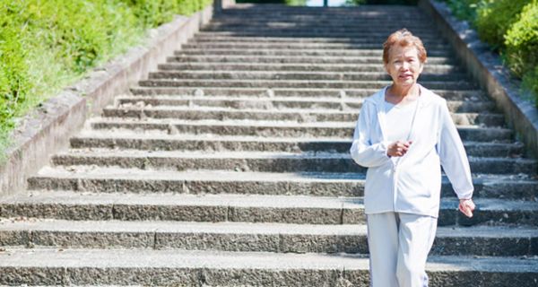 Ein gleichmäßig graue Treppe kann Menschen mit Altersbedingter Makuladegeneration Probleme bereiten.