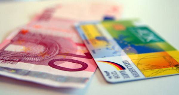 10-Euro-Schein mit Krankenversichertenkarte