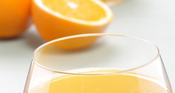 Nährstoffe aus Orangensaft nimmt der Körper besser auf.
