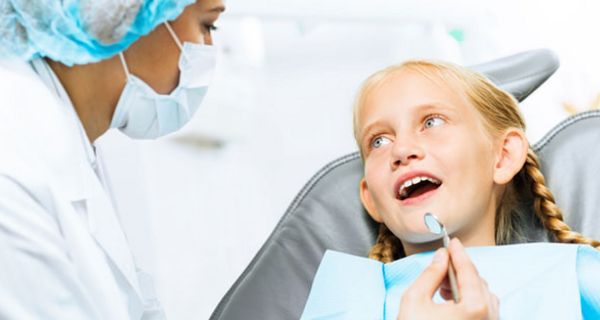 Kranke Zähne machen sich auf unterschiedliche Weise bemerkbar.