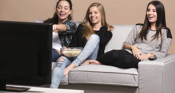Ausruhen, oder auf Neudeutsch "Chillen", vor dem fernseher ist eine Lieblingsbeschäftigung vieler junger Menschen.