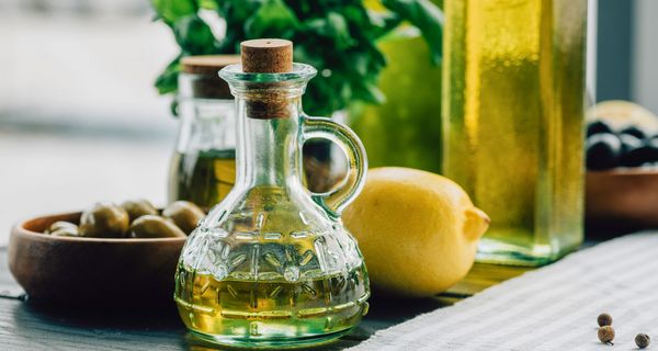 Olivenöl in einer Glasflasche.