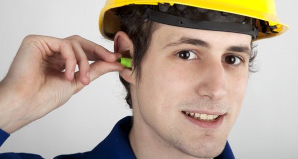 Bauarbeiter mit Ohrenstöpseln