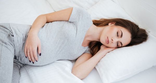 Ein Bauchgurt erleichtert es Frauen in der Schwangerschaft, seitlich zu schlafen.