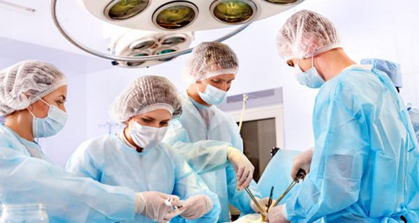 Team von Chirurgen bei einer Operation