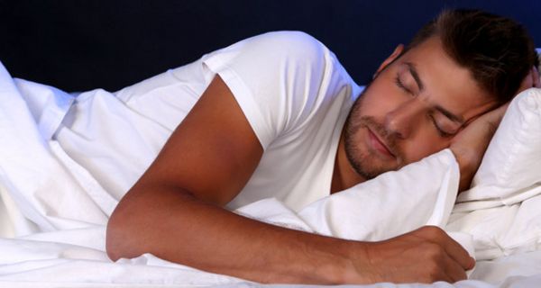 Im Schlaf ruht sich der Körper nicht einfach nur aus. Er durchläuft auch eine Art Reinigungszyklus.