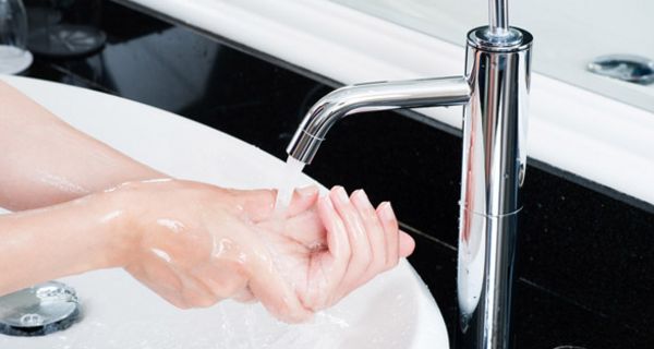 Forscher haben untersucht, ob kaltes oder warmes Wasser besser vor Infekten schützt.