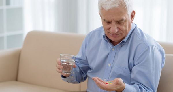 Die meisten älteren Menschen nehmen ihre Medikamente falsch ein.