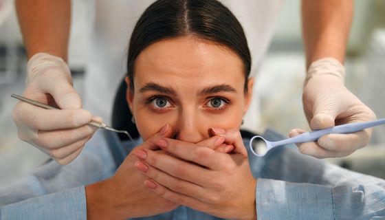 Junge Frau, hat Angst vor dem Zahnarzt.
