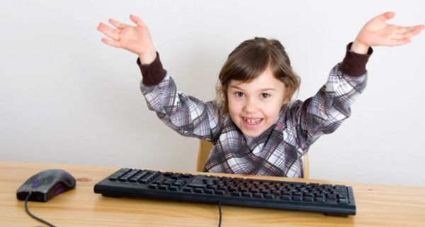Kleines Mädchen mit Computer-Tastatur und -Maus