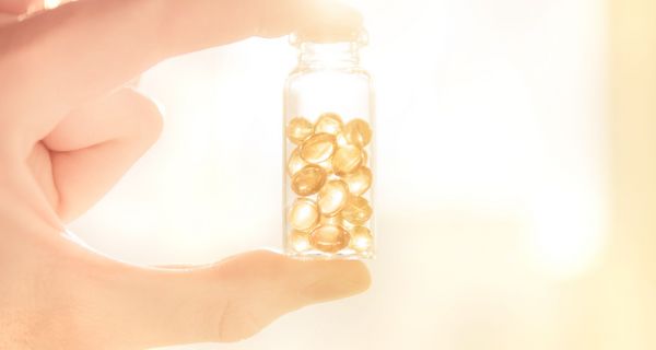 Foto von Vitamin-D-Tabletten in einem Röhrchen.