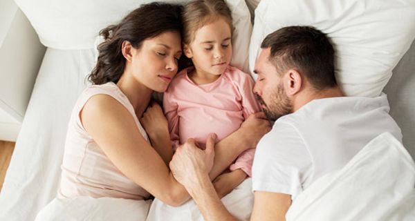 Bei den Eltern im Bett ist es kuschelig und warm, allerdings sind damit, besonders für Babys, Risiken verbunden.