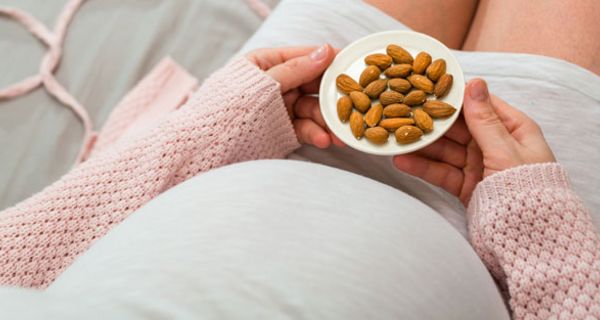 Kinder profitieren, wenn ihre Mütter in der Schwangerschaft viele Nüsse essen.
