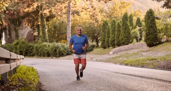 Sportarten wie Joggen, Radfahren, Tennis, Aerobic und Skifahren sind auch bei erhöhtem Risiko für Knie-Arthrose möglich.