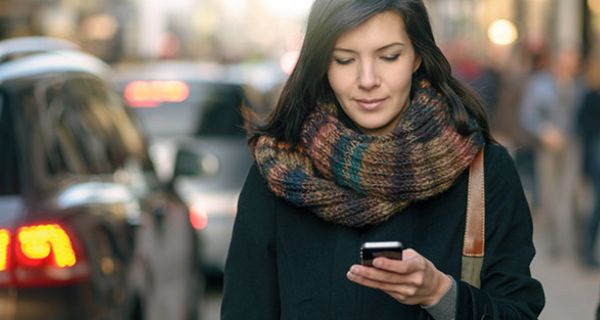 Immer mehr Fußgänger sind von ihrem Smartphone abgelenkt.