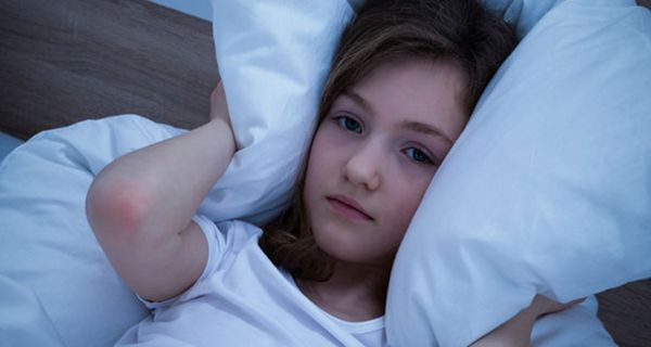 Ein Schlafdefizit in jungen Jahren wirkt sich negativ auf die Blutfette aus.