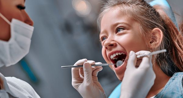 Junges Mädchen beim Zahnarzt.